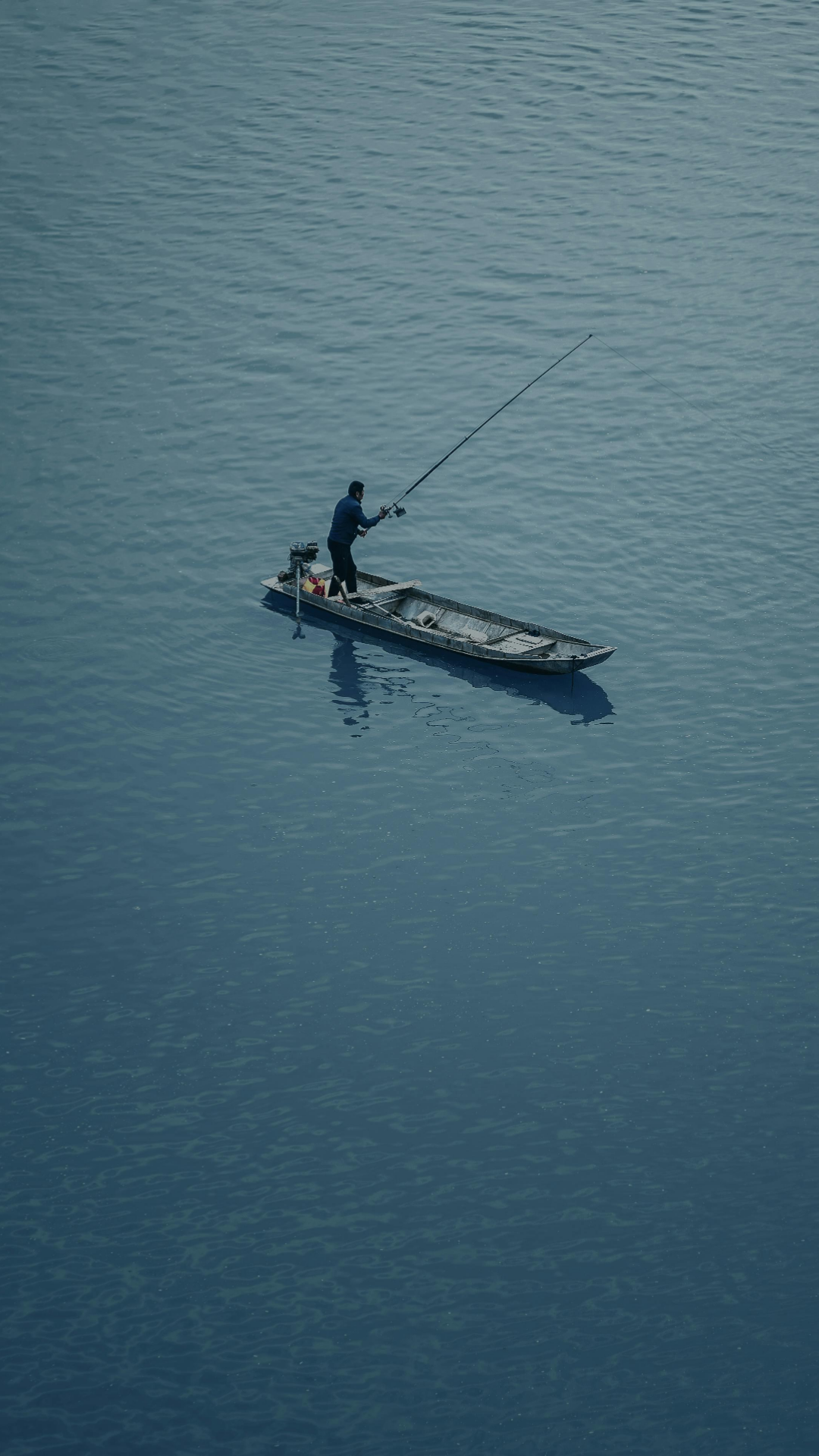 Wallpaper Poster Kreatif Memancing Biru